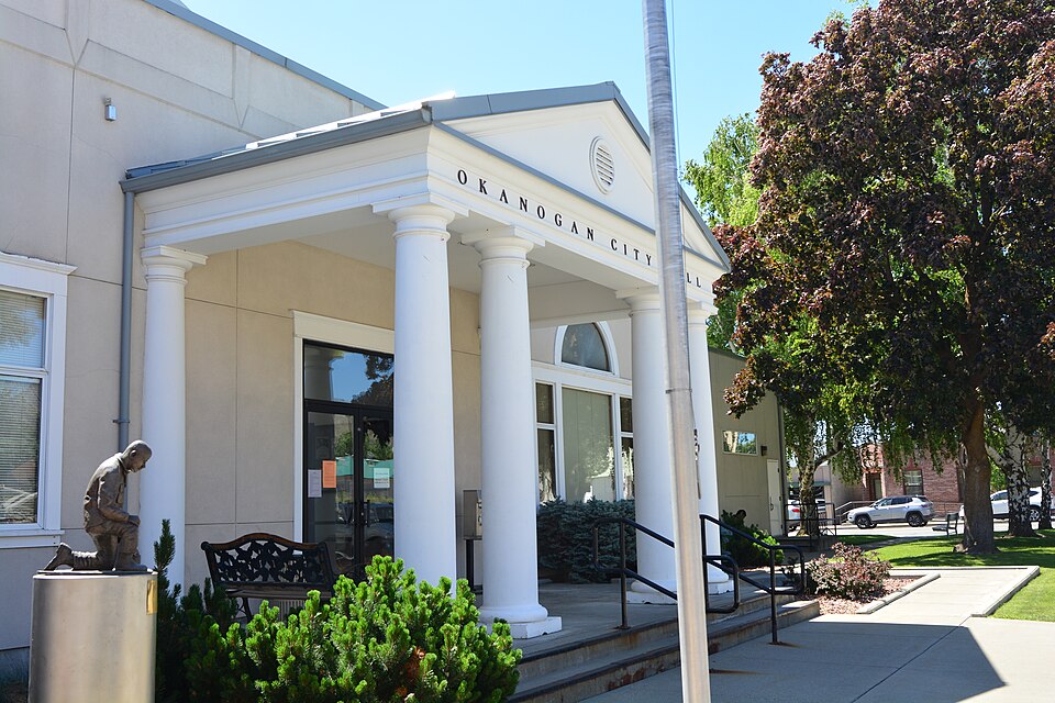 Okanogan,_WA_-_City_Hall_01